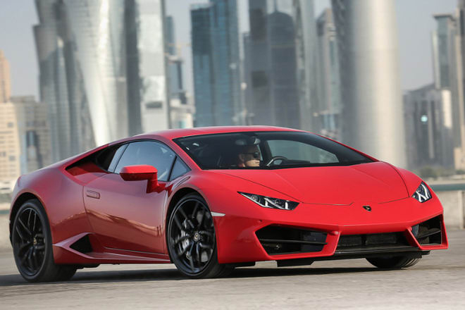 V&agrave; cuối c&ugrave;ng, kh&ocirc;ng thể kh&ocirc;ng kể đến Lamborghini Huracan. D&ugrave; c&oacute; nhiều nh&agrave; ph&ecirc; b&igrave;nh cho rằng thiết kế tr&ecirc;n Huracan qu&aacute; đơn giản, nhưng kh&ocirc;ng thể phủ nhận sự đơn giản lại l&agrave; yếu tố đem lại th&agrave;nh c&ocirc;ng cho mẫu xe n&agrave;y. Huracan mang vẻ đẹp thời trang, nhưng vẫn ẩn giấu sức mạnh đi&ecirc;n cuồng của lo&agrave;i b&ograve; t&oacute;t chiến đấu.