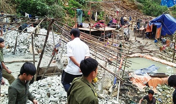 Đo&agrave;n c&ocirc;ng t&aacute;c tiến h&agrave;nh truy qu&eacute;t