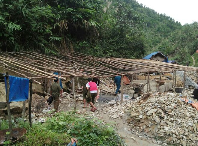 L&aacute;n trại c&aacute;c đối tượng khai th&aacute;c v&agrave;ng tr&aacute;i ph&eacute;p dựng l&ecirc;n trong rừng để hoạt động khai th&aacute;c.