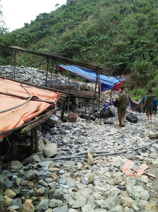 Để v&agrave;o được điểm khai th&aacute;c v&agrave;ng tr&aacute;i ph&eacute;p phải đi bộ 3-4 tiếng đồng hồ mới đến nơi.