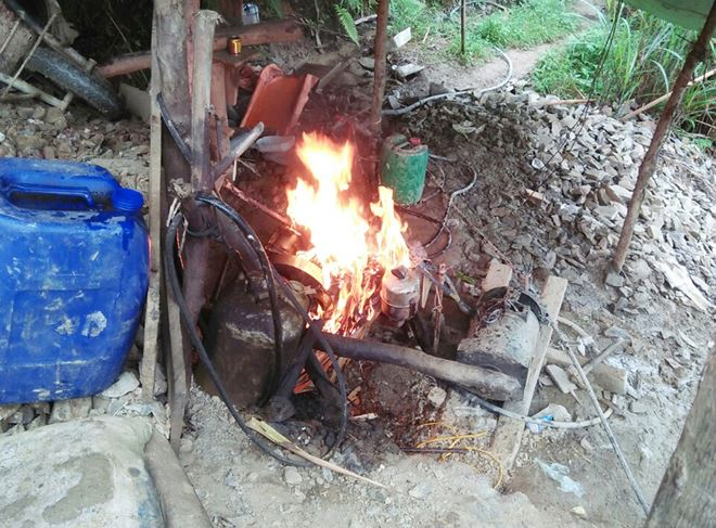 Tiến h&agrave;nh đốt l&aacute;n trại, m&aacute;y m&oacute;c của c&aacute;c đối tượng khai th&aacute;c v&agrave;ng tr&aacute;i ph&eacute;p tr&ecirc;n đồi Pu Phen.