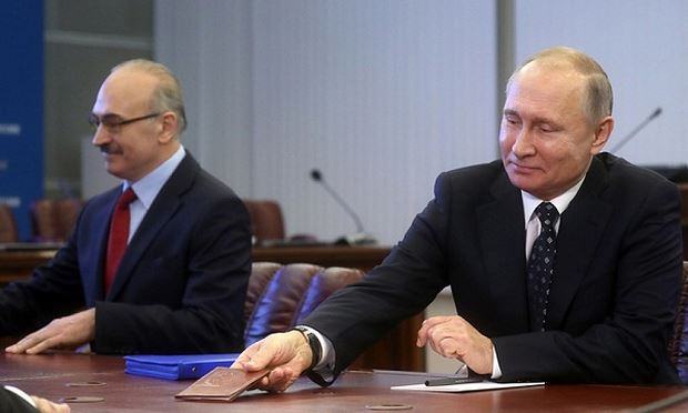 Ng&agrave;y 27/12, Ủy ban bầu cử trung ương Nga đ&atilde; chấp nhận c&aacute;c hồ sơ cần thiết của &ocirc;ng Vladimir Putin (phải) tham gia cuộc bầu cử v&agrave;o th&aacute;ng 3/2018