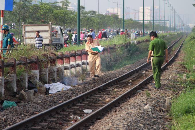 C&ocirc;ng an kh&aacute;m nghiệm hiện trường.