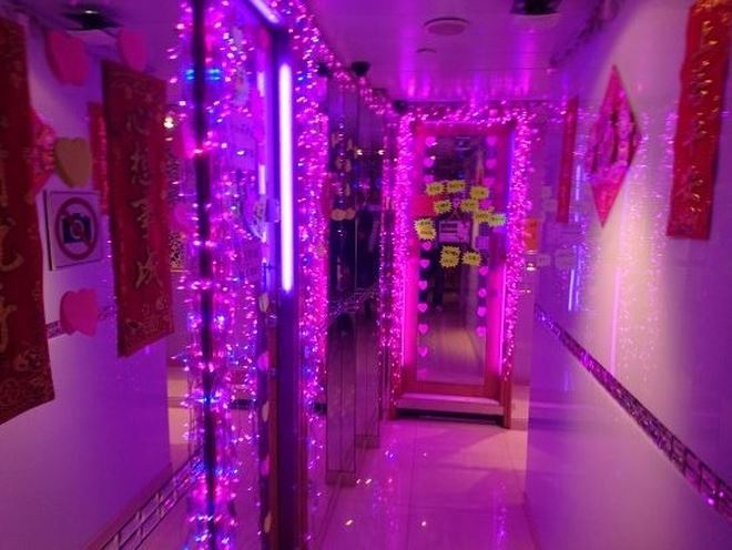 100 g&aacute;i mại d&acirc;m l&agrave;m việc b&ecirc;n trong c&aacute;c căn ph&ograve;ng của &ldquo;lầu xanh&rdquo; Fuji&nbsp;