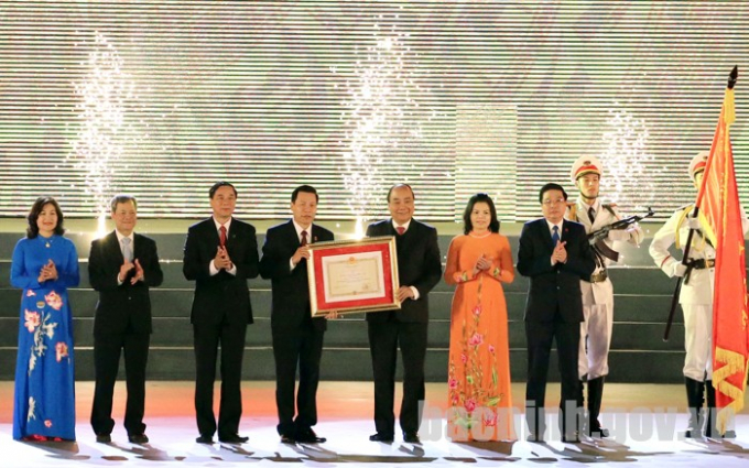 Thủ tướng Nguyễn Xu&acirc;n Ph&uacute;c trao Hu&acirc;n chương Độc lập hạng Nhất cho Đảng bộ, ch&iacute;nh quyền v&agrave; nh&acirc;n d&acirc;n tỉnh Bắc Ninh tại Lễ kỷ niệm 185 năm th&agrave;nh lập v&agrave; 20 năm t&aacute;i lập tỉnh.