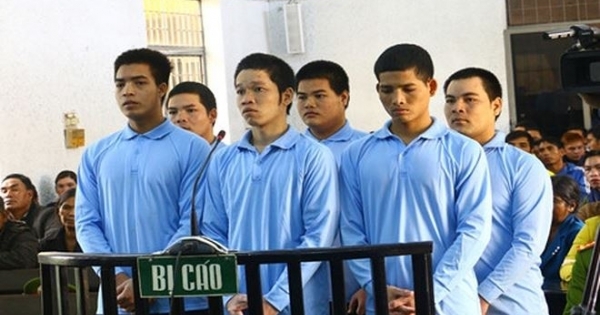 Đi chơi với bạn trai, bé gái bị 6 thanh niên thay nhau làm hại