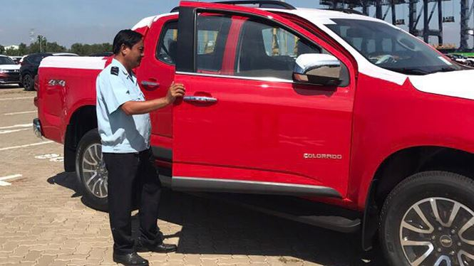 Bạt ng&agrave;n &ocirc; t&ocirc; xếp h&agrave;ng chờ th&ocirc;ng quan trước Tết