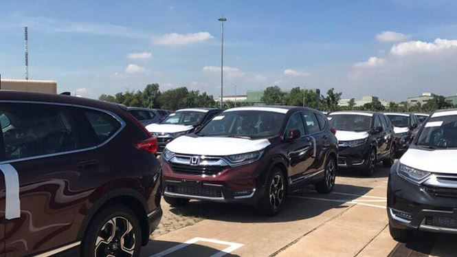 &Ocirc;ng L&yacute; Thanh B&igrave;nh, Chi cục trưởng Chi cục Hải quan cửa khẩu Cảng Hiệp Phước cho hay, chuyến t&agrave;u cập cảng gần nhất v&agrave;o ng&agrave;y 26/12 với khoảng 604 xe &ocirc; t&ocirc;. C&aacute;c doanh nghiệp đ&atilde; ho&agrave;n tất c&aacute;c thủ tục để th&ocirc;ng quan xe trước 31/12/2017. Trong l&ocirc; xe n&agrave;y chủ yếu l&agrave; xe b&aacute;n tải của Ford, Mitsubishi, v&agrave; c&aacute;c xe hạng trung, nhập từ Th&aacute;i Lan, Indonesia về