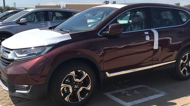 Bạt ng&agrave;n &ocirc; t&ocirc; xếp h&agrave;ng chờ th&ocirc;ng quan trước Tết