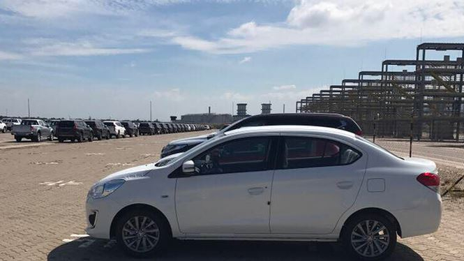 Bạt ng&agrave;n &ocirc; t&ocirc; xếp h&agrave;ng chờ th&ocirc;ng quan trước Tết