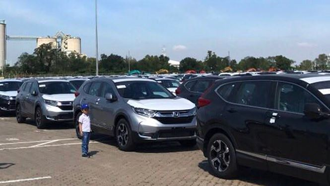 Bạt ng&agrave;n &ocirc; t&ocirc; xếp h&agrave;ng chờ th&ocirc;ng quan trước Tết