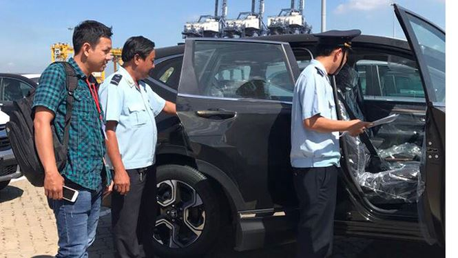 Bạt ng&agrave;n &ocirc; t&ocirc; xếp h&agrave;ng chờ th&ocirc;ng quan trước Tết