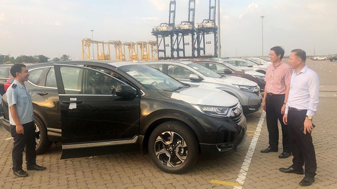 &Ocirc;ng Đinh Ngọc Thắng (&aacute;o trắng, b&igrave;a phải), Ph&oacute; Cục trưởng phụ tr&aacute;ch Cục Hải quan TP.HCM trực tiếp xuống c&aacute;c Chi cục đ&ocirc;n đốc c&ocirc;ng t&aacute;c tạo thuận lợi thương mại, thu ng&acirc;n s&aacute;ch cuối năm