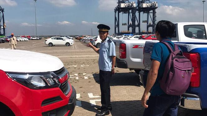 Bạt ng&agrave;n &ocirc; t&ocirc; xếp h&agrave;ng chờ th&ocirc;ng quan trước Tết