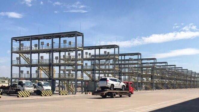 Nhiều doanh nghiệp hối hả l&agrave;m thủ tục để th&ocirc;ng quan xe trước thời điểm 1/1/2018 nhằm