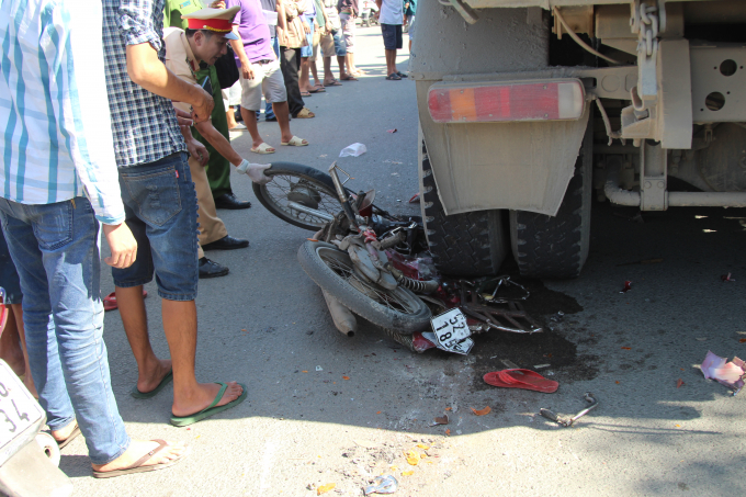 Chiếc xe m&aacute;y bị c&aacute;n n&aacute;t vụn.