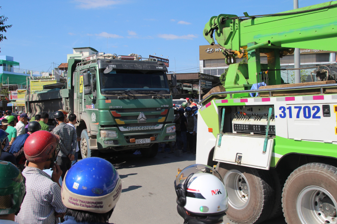 Xe n&acirc;ng được điều động đến hiện trường.