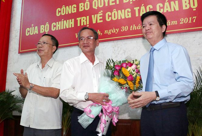 &Ocirc;ng Lữ Văn H&ugrave;ng (giữa) được bầu l&agrave;m B&iacute; thư Tỉnh ủy Hậu Giang thay &ocirc;ng Trần C&ocirc;ng Ch&aacute;nh (tr&aacute;i) nghỉ hưu trước tuổi.