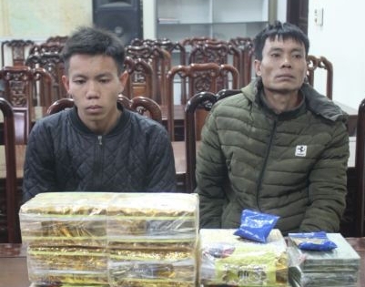 Nghệ An: Bắt hai cha con tự lái xe vận chuyển heroin và ma túy dạng đá