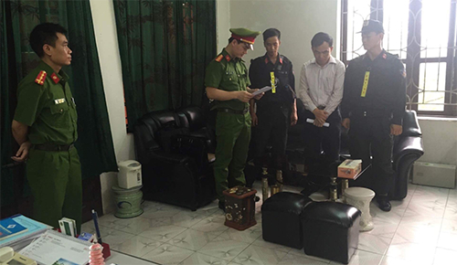 Cơ quan điều tra đọc lệnh khởi tố, bắt giam &ocirc;ng&nbsp;Thường. (Ảnh:&nbsp;b&aacute;o VNExpress)