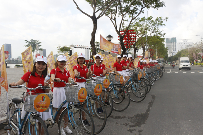Chương tr&igrave;nh bắn ph&aacute;o hoa v&agrave; biểu diễn nghệ thuật hấp dẫn tại bờ Đ&ocirc;ng cầu Rồng.