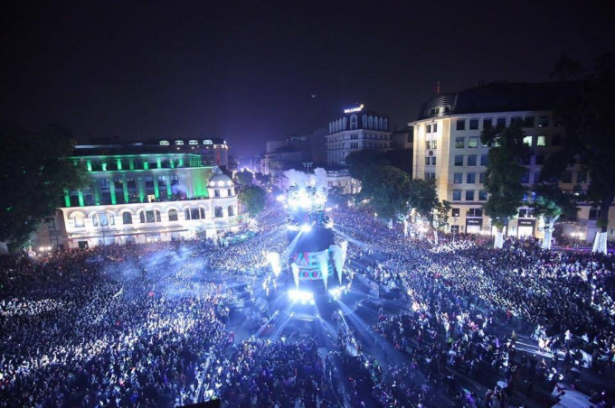 Biển người trước cửa Nh&agrave; h&aacute;t Lớn đ&oacute;n ch&agrave;o năm mới 2017. Ảnh: Phạm Hải