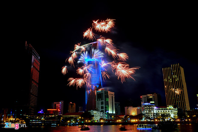 Tr&igrave;nh diễn ph&aacute;o hoa tr&ecirc;n to&agrave; nh&agrave; Bitexco TP.HCM. Ảnh:&nbsp;Ho&agrave;ng H&agrave;.&nbsp;