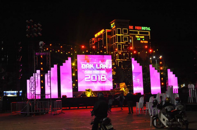 Sự chuẩn bị của ban tổ chức&nbsp;Lễ hội đếm ngược (Countdown Party) với chủ đề &ldquo;Đắk Lắk - Ch&agrave;o năm mới 2018 tại Quảng trường 10/3. Ảnh: FB Diễn Đ&agrave;n T&acirc;y Nguy&ecirc;n