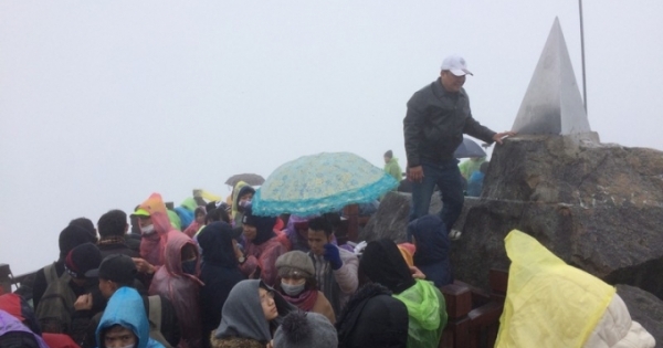 Dòng người chen chúc lên đỉnh Fansipan dịp nghỉ lễ Tết Dương lịch