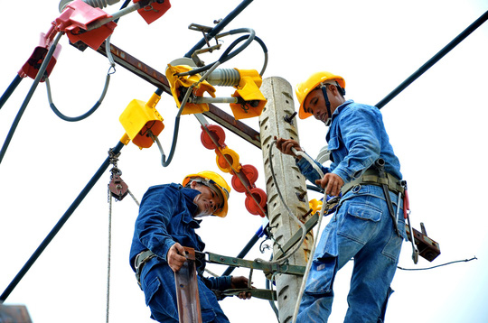 B&ecirc;n cạnh việc tăng c&ocirc;ng suất, ng&agrave;nh điện thường xuy&ecirc;n cải tạo lưới điện để n&acirc;ng cao hiệu quả cung cấp điện. Ảnh: TẤN THẠNH