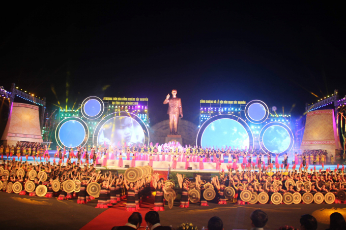 Quang cảnh buổi lễ khai mạc lễ hội văn ho&aacute; cồng chi&ecirc;ng.