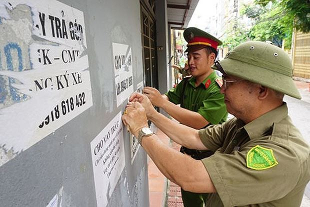 Quảng c&aacute;o t&iacute;n dụng đen bủa v&acirc;y quanh khu c&ocirc;ng nghiệp