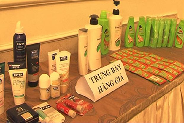 Cuộc chiến với h&agrave;ng giả, h&agrave;ng nh&aacute;i vẫn c&ograve;n rất phức tạp