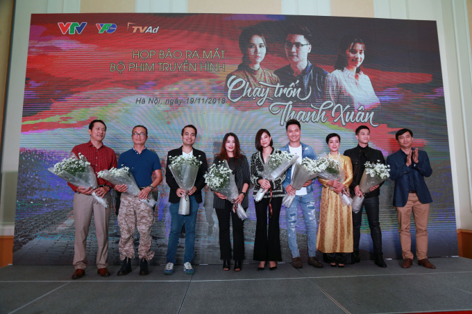 Đạo diễn v&agrave; d&agrave;n diễn vi&ecirc;n trong