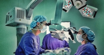 Vi phẫu thuật kịp thời bệnh nhân bị máy ép tôn lột da đầu