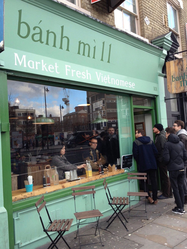 Thực kh&aacute;ch xếp h&agrave;ng mua b&aacute;nh m&igrave; Việt Nam tại thủ đ&ocirc; London, một h&igrave;nh ảnh kh&ocirc;ng hiếm thấy