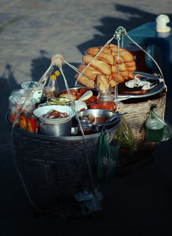 B&aacute;nh m&igrave; l&agrave; m&oacute;n ăn ti&ecirc;u biểu tr&ecirc;n đường phố Việt Nam