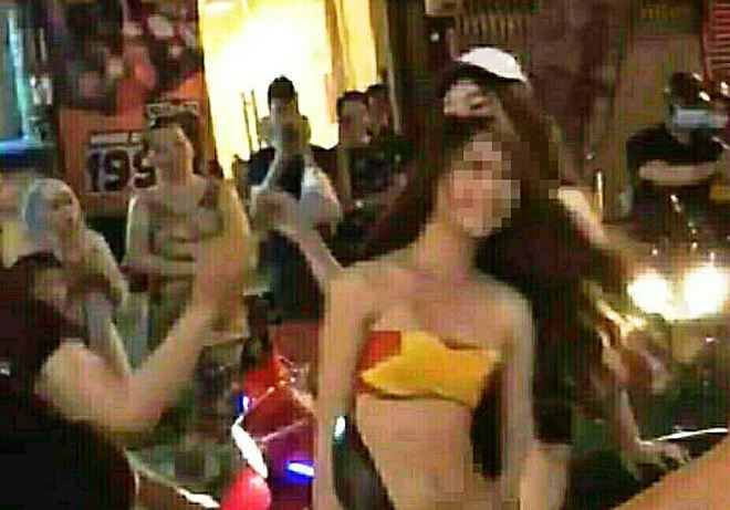 Nhiều thanh ni&ecirc;n dựa v&agrave;o việc cổ vũ b&oacute;ng đ&aacute; để khoe th&acirc;n, tạo sự ch&uacute; &yacute;.&nbsp; Nguồn Internet