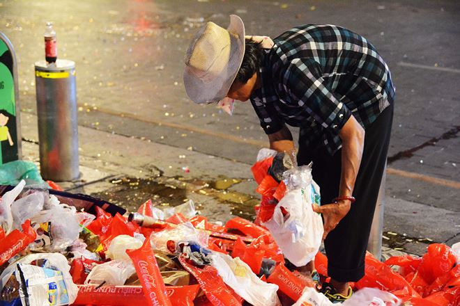 Sau những trận &ldquo;b&atilde;o&rdquo; r&aacute;c thải tr&agrave;n ngập khắp nơi. Nguồn Internet