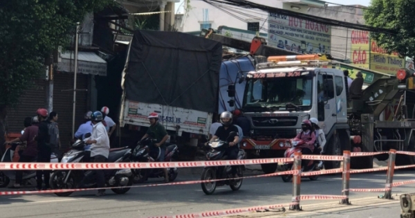 Tài xế mắc kẹt trong cabin sau khi đâm sập 2 căn nhà