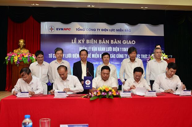 Tổ chức b&agrave;n giao quản l&yacute; vận h&agrave;nh lưới điện của Điện miền Bắc l&agrave; một sự kiện lớn của ng&agrave;nh điện