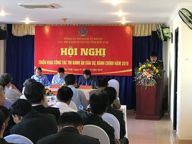 &Ocirc;ng Cao Minh Ho&agrave;ng T&ugrave;ng Cục trưởng cục THADS tỉnh Kon Tum ph&aacute;t biểu tại hội nghị