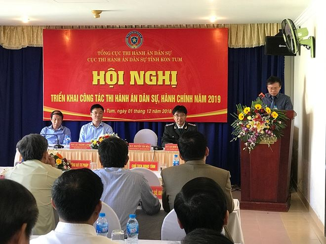 &Ocirc;ng Nguyễn Văn H&ograve;a, Ph&oacute; B&iacute; thư Tỉnh ủy, Chủ tịch UBND tỉnh Kon Tum ph&aacute;t biểu tại hội nghị