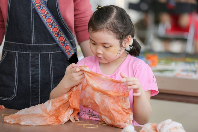 BTC cũng đ&atilde; tổ chức 02 workshop v&ocirc; c&ugrave;ng &yacute; nghĩa như vẽ tranh tường, nhuộm lụa tơ tằm thủ c&ocirc;ng...&nbsp;