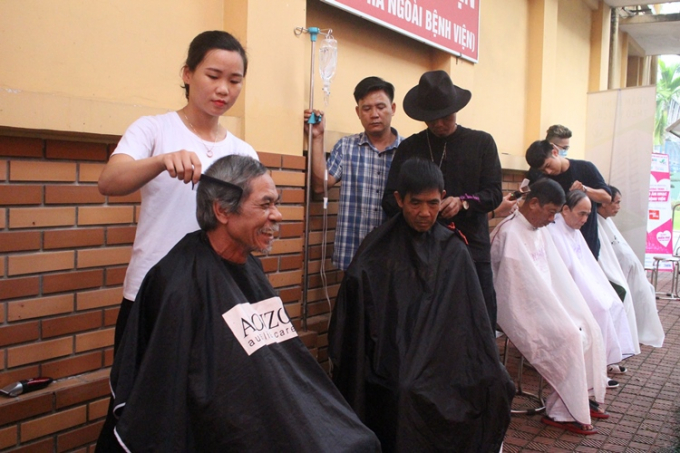 Bệnh nh&acirc;n được cắt t&oacute;c miễn ph&iacute; trong buổi ca nhạc