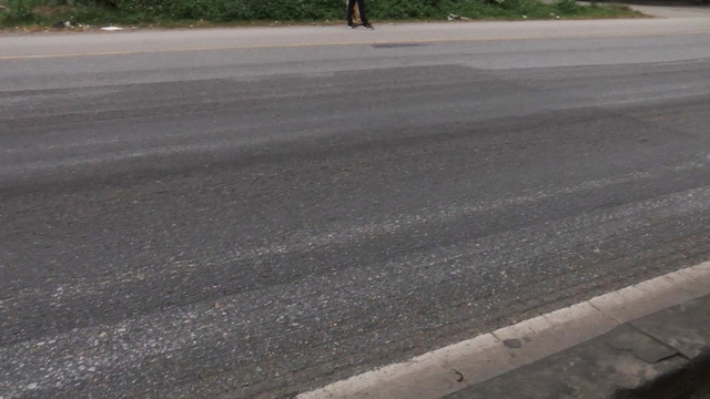 C&aacute;c r&atilde;nh c&agrave;o tr&ecirc;n bề mặt đường quốc lộ 5 tiềm ẩn nguy cơ g&acirc;y tai nạn cho c&aacute;c phương tiện th&ocirc; sơ v&agrave; xe gắn m&aacute;y.