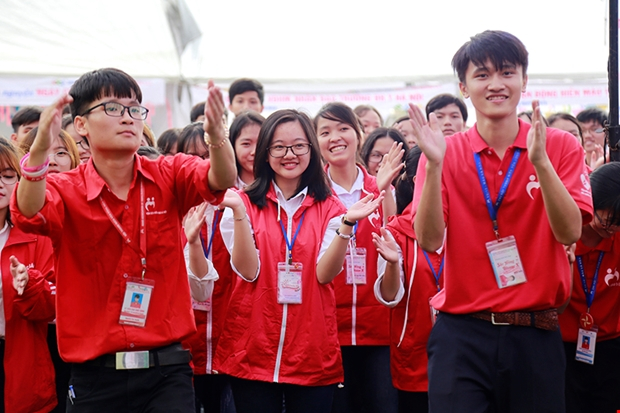 Từ đầu giờ s&aacute;ng, rất đ&ocirc;ng t&igrave;nh nguyện vi&ecirc;n v&agrave; người hiến m&aacute;u đ&atilde; đến với ng&agrave;y hội