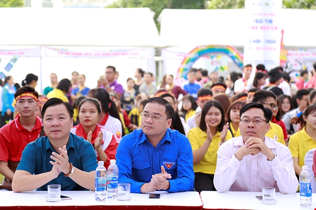 C&aacute;c đại biểu tham dự chương tr&igrave;nh khai mạc