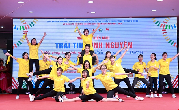 T&igrave;nh nguyện vi&ecirc;n đ&atilde; mang đến ng&agrave;y hội kh&ocirc;ng kh&iacute; s&ocirc;i động v&agrave; rực rỡ sắc m&agrave;u