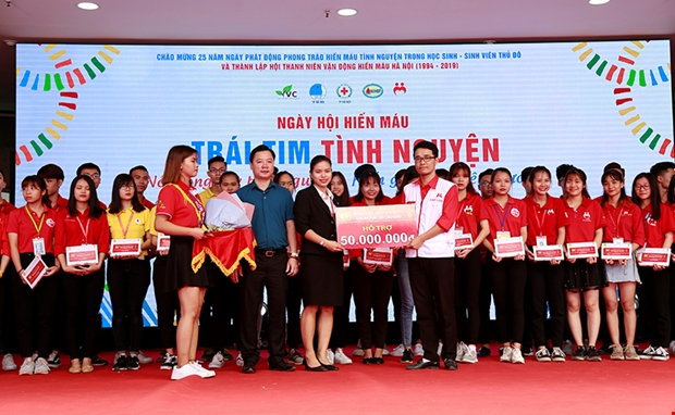 C&ocirc;ng ty V&agrave;ng bạc Đ&aacute; qu&yacute; Bảo t&iacute;n Minh Ch&acirc;u - Chi nh&aacute;nh 139 Cầu Giấy trao tặng học bổng tổng trị gi&aacute; 50 triệu đồng cho t&igrave;nh nguyện vi&ecirc;n v&agrave; người hiến m&aacute;u ti&ecirc;u biểu